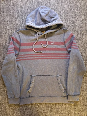 Hollister hoodie vintage  - Sjukt eftertraktad Hollister tröja i M – grå vintage modell 🌿  Fint skick, sällsynt modell som är svår att få tag på idag. Bra passform och sitter snyggt på kroppen.  Perfekt plagg för vardag. Passar perfekt nu till våren och sommaren ☀️📦✌️