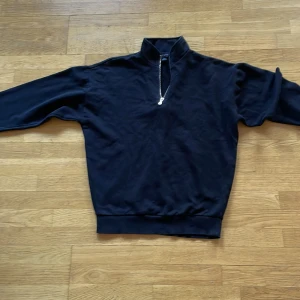 Svart halfzip - Säljer en svart halfzip i storlek XS och den är i bra skick. Hör av er vid frågor