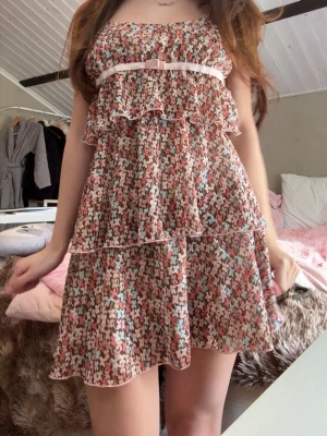 pailing klänning - jätte gullig klänning som passar perfekt till sommaren! inga defekter står inte storlek men skulle gissa på S skönt och luftigt material!💗