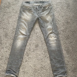 Dondup george jeans - Tja säljer mina dondup george då jag har tröttnat på dom. Det är storlek 31 och dom är i perfekt skick. Hör av dig vid minsta lilla fundering👍 