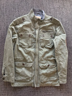 RWD field jacket ~ vintage  - Sjukt eftertraktad RWD Field Jacket – olivgrön vintage 2000’s modell 🌿  Fint skick, sällsynt modell och svår att få tag på idag. Äkta 2000’s piece med riktigt snygg vintage känsla. Passar perfekt nu till våren/sommaren ☀️📦✌️