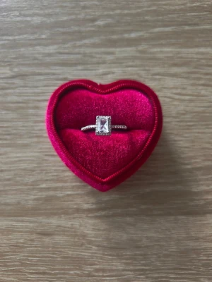 Silverfärgad.ring med rektangulär sten - ring i storlek 18,1mm, silverfärgad. 