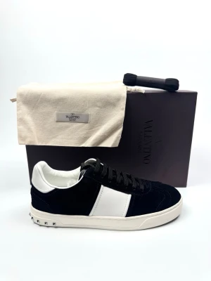Valentino Flycrew (helt nya) - Valentino Garavani Flycrew sneakers. Storlek 39,5. Skick 10/10 - helt ny - alla nitar kvar. Tillbehör: Box, Dustbags och extra snören. Nypris ca 8000kr. 100% autentiska.