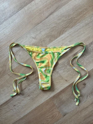 Bikiniunderdel Amalie Star x NA-KD - Trendig bikini. Bikiniunderdelen är från märket Amalie Star x NA-KD. storlek S. 