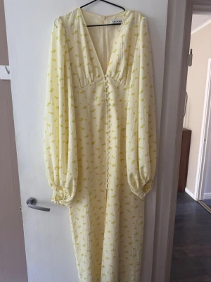 Adoore klänning  - Säljer nu min fina adoore klänning då den är lite för stor för mig. Storlek 40, men lite liten i storleken. Endast använd 1 gång förra sommaren. Kan även tänka mig att byta till en mindre storlek, antingen i samma färg eller i en annan färg (bara långa dock) 
