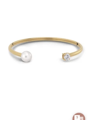 Guldarmband med pärla och sten - Snyggt och minimalistiskt armband i guldton med öppen design. Ena änden har en vit pärla och den andra en klar sten som ger en elegant kontrast. Perfekt för dig som gillar stilrena accessoarer med en twist.