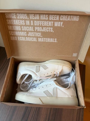 Vita Veja sneakers i canvas - Snygga vita sneakers från Veja, helt plitternya endast testade. Kommer i orginalförpackning, finns även kvitto. Beställda från arkets hemsida. Hör av er vid frågor. 