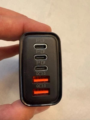Snabbladdning, Kraftfull 240W USB-C Laddare med 5 Portar - Snabbladdning, Kraftfull 240W USB-C Laddare med 5 Portar  Ladda flera enheter samtidigt med denna kraftfulla och praktiska 240W USB-C-laddare. Den smarta 5-i-1-designen gör det möjligt att snabbt och effektivt ladda mobiltelefon, surfplatta, laptop samt andra USB-C-kompatibla enheter – utan att kompromissa med laddningshastigheten.  Helt ny och oanvänd!