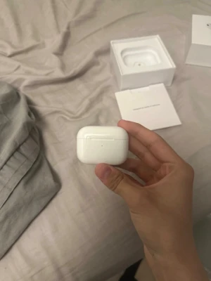 Apple AirPods Pro med laddningsetui - Säljer ett par Apple AirPods Pro med det klassiska vita laddningsetuiet. Snygg och kompakt design i blank plast som är enkel att ta med sig överallt. Perfekt för dig som vill ha trådlösa hörlurar med grym ljudkvalitet och smidig anslutning till iPhone.