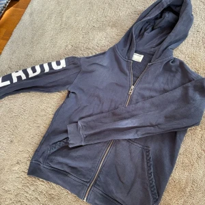 Zadig Voltaire Zip  - Säljer denna feta, sällsynta hoodie. Skicket är bra och men har lite slitningar på ärmen som du ser men hag tycker de ger lite stil. Normal i storlek.  Pris kan diskuteras.
