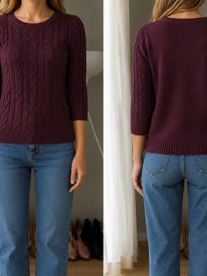 Vinröd kabelstickad tröja - Snygg vinröd kabelstickad tröja med rund halsringning och trekvartsärmar. Tröjan har ribbade muddar vid ärmslut och nederkant. Perfekt till jeans och enkel att styla för en trendig look. Materialet känns mjukt och bekvämt.funkar även till storlek S ochså.