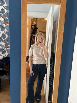 Vit stickad blus från Zara - Säljer en söt vit stickad topp/blus från Zara!🤍