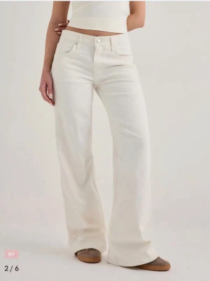 Vita raka Jeans - Säljer dessa superfina jeans från Nelly.com Prislappen kvar, oanvända. Strl 34/Short🩷 nypris 699kr