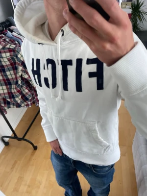 Vit hoodie från Abercrombie & Fitch - Säljer nu denna sjukt snygga Vintage 2000s Abercrombie & fitch hoodie! Passar till allt och har en perfekt passform. Säljs ej längre i butik och är därav mycket eftertraktad😊 passar S perfekt ! Skriv vid funderingar 🤝