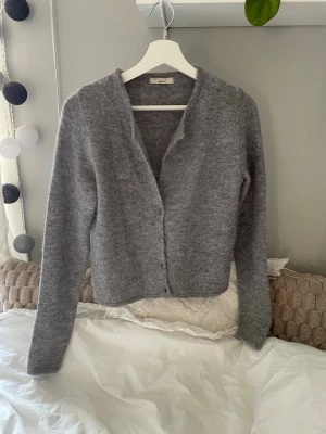Grå stickad kofta  - Grå stickad kofta med knappar framtill, från Gina tricot i storlek S