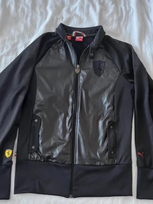 Ferrari zipper jacket - i väldigt bra skick, använd en gång. det står storlek M men det passar även S! 