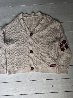 Taylor Swift red cardigan  - Taylor Swift red cardigan. INTE äkta merch, MEN det närmaste du kan komma. Ser i stort sett identisk ut till den riktiga. Denna är köpt från TayTaymerch.com. Jättefin! Storlek S/M