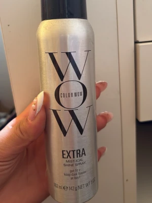 Color Wow Extra Shine Spray - Säljer en Color Wow Extra Mist-ical Shine Spray i en silverfärgad metallflaska med svart lock. Sprayen ger extra glans till håret och är enkel att använda. Flaskan rymmer 162 ml och har en stilren design med tydlig logga. Är helt ny använt en gång passar inte min hår typ.