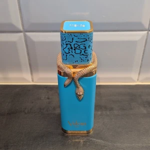 French Avenue Vulcan Feu - Sommardoft med toppnoter som Mango, Citron, Ingefära och Rabarber; hjärtnoterna är Rosa peppar, Jasmin, Viol och Praliner; basnoterna är Tonkaböna, Cederträ, Ambra och Mossa. Knappt använd ca 95% kvar. Ingen box följer med enbart flaska.