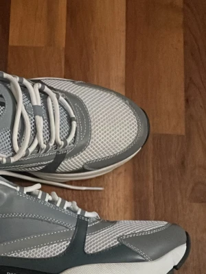  sneakers  - B22 använda 1-2 gånger