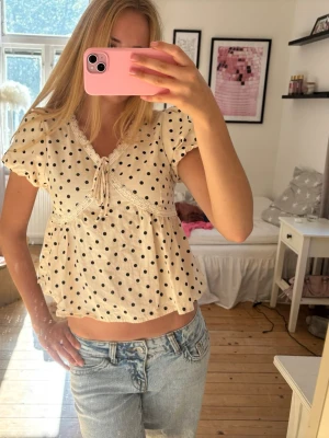 Prickig blus - Supersöt prickig blus i fint skick. Står ingen storlek men skulle tro xs💕