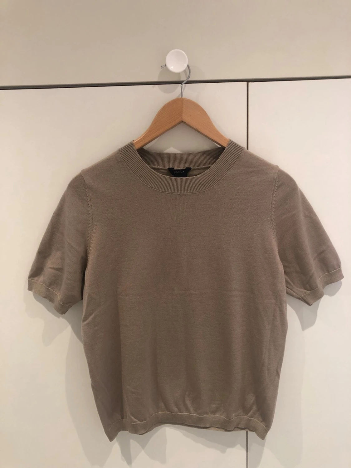 Beige kortärmad tröja från Lindex