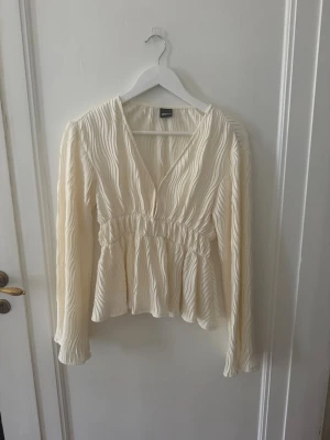 Topp från Gina - Säljer denna blusen från Gina då den inte kommer till användning. Den är endast använd ett fåtal gånger och är fint skick! Skriv vid frågor💗