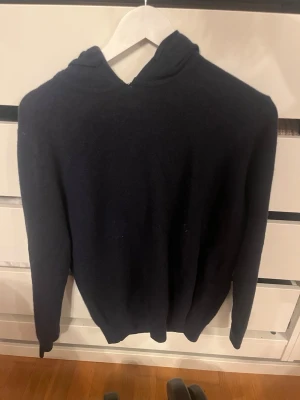 Mörkblå Kashmir hoodie  - Kashmir hoodie mörkblå. Skick 9/10. Storlek M men passar även mindre. 100% äkta Kashmir 