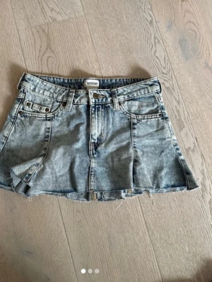 Weekday ljusblå jeanskjol storlek XS - Snygg ljusblå denimkjol från Weekday med rå kant nertill i storlek XS säljes 