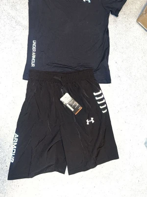 Under armour set - Hej, säljer under armour sets. Finns fler färger. Skriv för mer info.