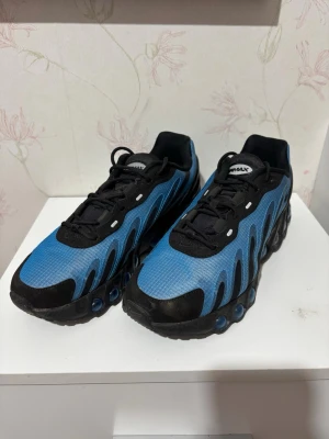 Nike Air Max Plus blå och svarta sneakers - Nike Air Max Plus – Blå/Svart Säljer mina Nike Air Max Plus i blått och svart. Skorna köptes för 2 400 kr, men storleken är tyvärr för liten för mig. De är endast använda två gånger och är i mycket fint skick. Nypris: 2 400 kr Skick: Nästan nya Säljes på grund av fel storlek Hör gärna av dig vid intresse!