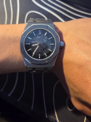 Abohamdeh Skeletonized Secondless stål automatisk klocka - Snygg klocka i rostfritt stål med skelett urval. De är en automatisk rörelse och du kan se den genom urvalet och även se hur klockan tickar.