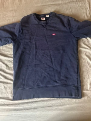 Mörkblå sweatshirt från Levi's - Väldigt bra passform