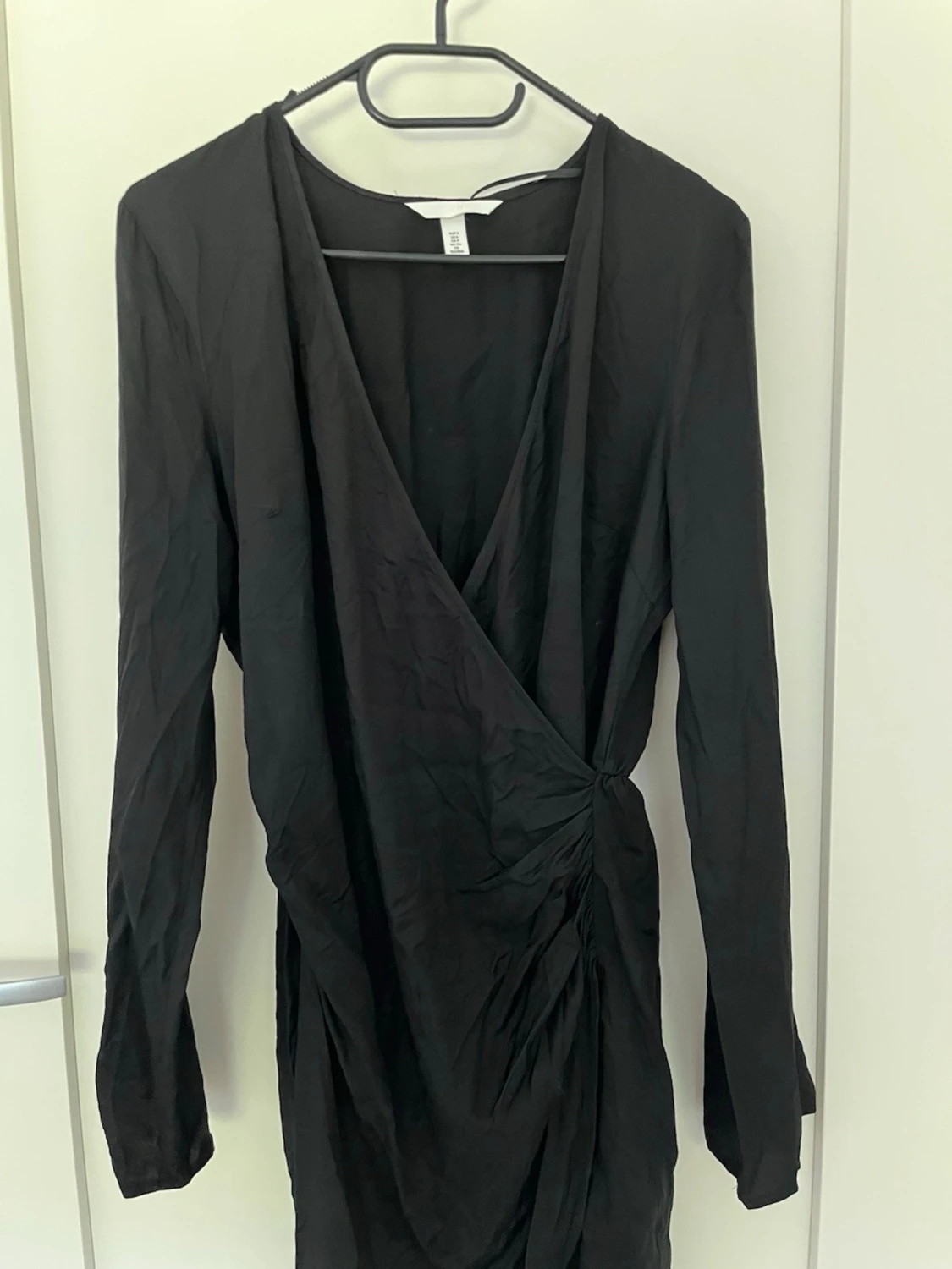 Svart omlottklänning från H&M - 1