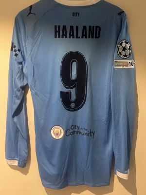 Manchester City tröja Haaland #9 - En Manchester City tröja med Haaland #9 Spelar version Storlek L