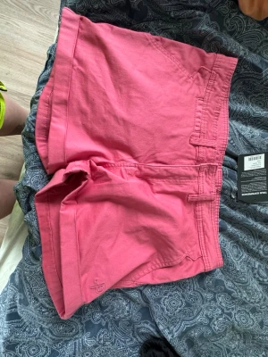 Rosa shorts från Pelle P - Säljer ett par rosa shorts från Pelle P, oanvända med lapp kvar