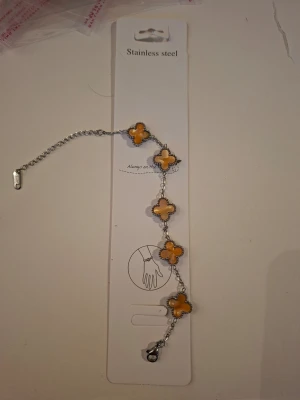 Armband i rostfritt stål med gula blommor - Jag kommer att vara hemifrån i två månader från och med nästa helg; beställningar som görs före nästa helg kan skickas.