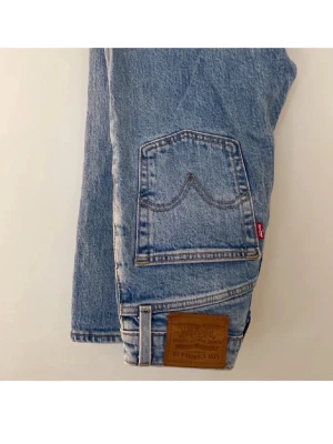 Levi's 501 ljusblå raka jeans - Klassiska Levi's 501 jeans i ljusblå denim med raka ben och hög midja. Storlek 23 passar xs-s. Högmidjade raka jeans. Använda men i väldigt bra skick🎀