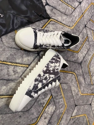 Svarta och vita sneakers från Numeris - Snygga sneakers från Numeris i svartvitt mönster med vita detaljer och tjock vit sula. Skorna har vita skosnören och en cool textur på tån och hälen. Märket står tryckt på hälen. Perfekta för dig som gillar streetstyle och vill sticka ut. Helt nya och oanvända säljer pga för stor