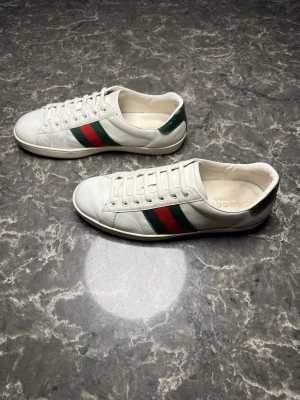 Gucci ace - Säljer ett par otroligt snygga skor från det exklusiva italienska märket Gucci! Skorna är i mycket bra skick, skulle säga ungefär 9/10. Nypris ligger på över 8000kronor men jag säljer dessa för endast 1849 och kan gå ner i pris ännu mer vid snabb affär! Skorna är i storlek 42 men passar även 42,5. Skriv gärna ifall det är några funderingar, allt bästa SkoKapet