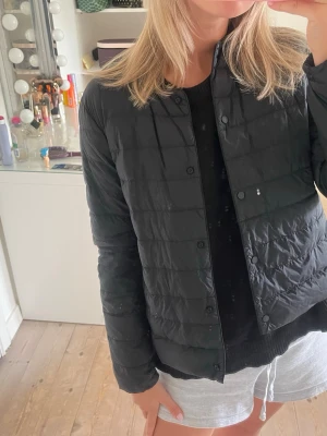 Dunjacka - Så fin! Har en liten defekt på ena ärmen där det sytts ihop, inget som syns mycket alls!