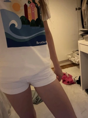 Vita shorts från LAB Industries - Säljer ett par vita shorts från LAB Industries med klassisk design och normal passform. Shortsens material är bomull och de har dragkedja framtill. Perfekta för varma sommardagar och enkel att matcha med olika toppar.