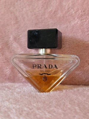 Prada Paradoxe parfym diamantflaska - Säljer min parfym Paradoxe från Prada! Flaskan var 50ml från början och lite mindre hälften är kvar, vilket innebär omkring 15 ml parfym att njuta av. Du kan själv kika på bilden för att göra en egen bedömning av mängden!  Flaskan är i jättefint skick utan några skador på glaset! Pris går alltid att diskutera! 🌻