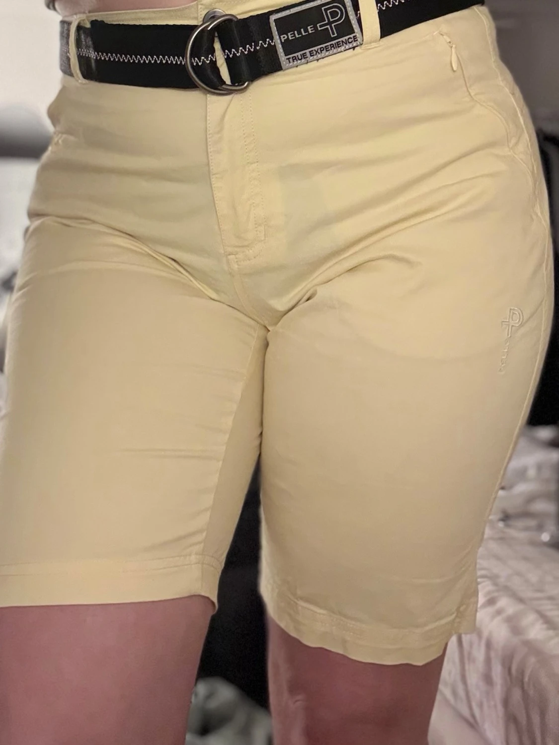 Gula shorts från Pelle P med bälte