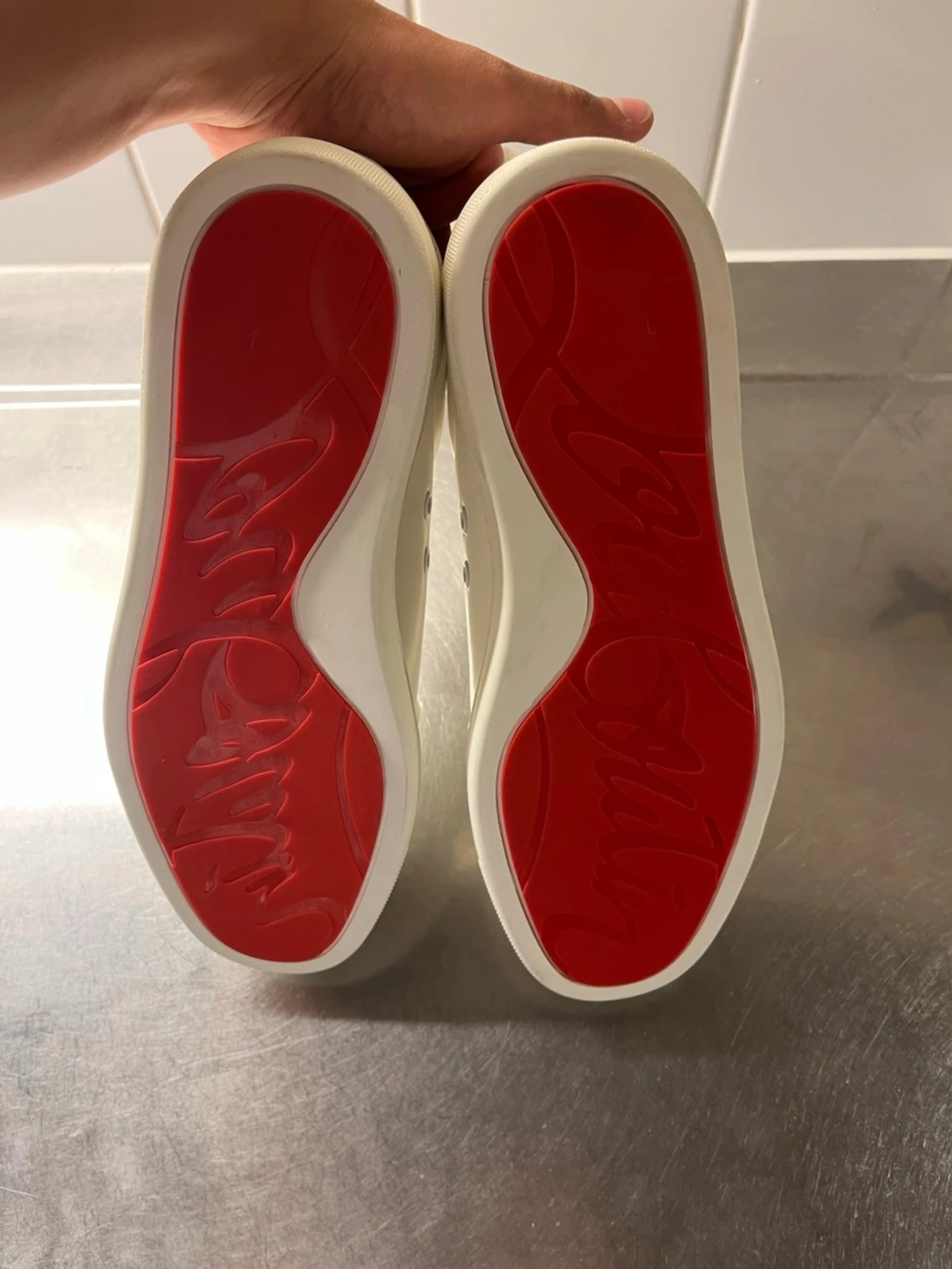 Vita sneakers med nitar från Louboutin - 4