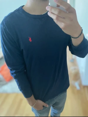 Mörkblå långärmad t-shirt Polo Ralph Lauren - Bra skick lagning på baksidan därav priset (inget som märks) | Passar som M | skriv vid funderingar!