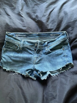 Y2k lowrise second hand shorts  - Lowrise second hand shorts med coolt tryck där bak. Däremot finns det en lim fläck på ena fickan som redan fanns med när jag köpte de. Går säkert att ta bort men aldrig testat. Passar Xs-32