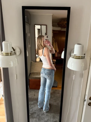 Ljusblå bootcut jeans  - Säljer ett par fina ljusblå bootcut jeans med låg midja❤️