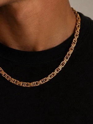 18K dubbel guldpläterad 8mm- högsta Kvalité  - Tungt guldfärgat halsband med exklusiv känsla och snygg lyster. En riktig statement-kedja som lyfter vilken outfit som helst.  • 60 cm • 8 mm • Ca 150 g • Rostfritt stål • 18K guldplätering • PVD-beläggning  Passar perfekt till streetwear, clean fit, old money och Y2K.  Armbandet säljs separat 