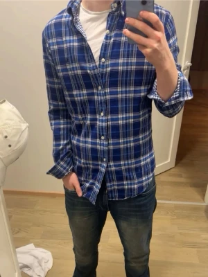 Ralph lauren skjorta - Klassisk blårutig skjorta från Ralph Lauren. Riktigt grisch och funkar till alla outfits. Inga skador eller defekter. Snabb affär🙌